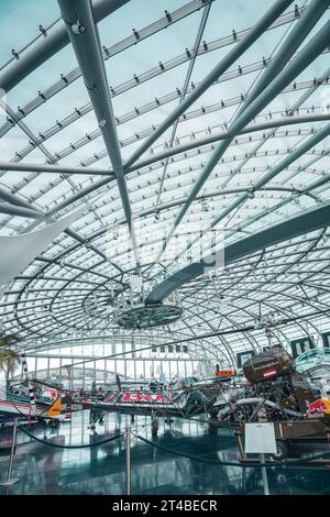 Moderna architettura in vetro a Redbull Hangar7, Aeroporto di Salisburgo, Austria Foto Stock