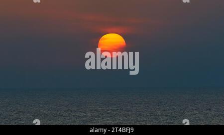 Bar, Sesi Venti, Terrazza sul tetto, tramonto, disco solare, Pantelleria, Isole pelagiche, Sicilia, Italia Foto Stock