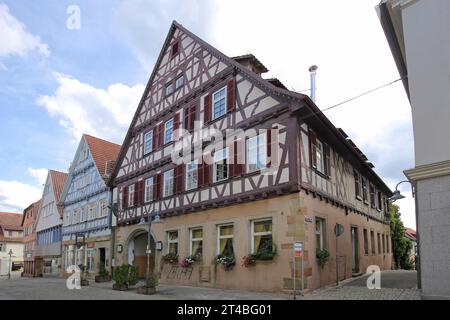 Casa a graticcio rosso, Stuttgarter Strasse, Vaihingen an der Enz, Baden-Wuerttemberg, Germania Foto Stock