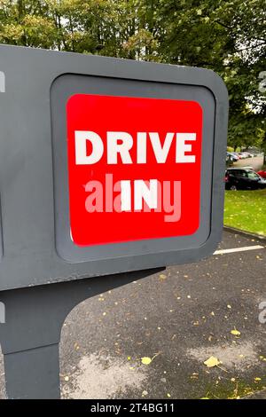 Cartello rosso con scritta bianca Drive in all'ingresso del fast food Burger King, Germania Foto Stock