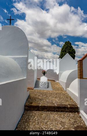 Luogo tranquillo per un riposo eterno, cimitero imbiancato in Andalusia, Spagna meridionale, giorno estivo con cielo nuvoloso Foto Stock