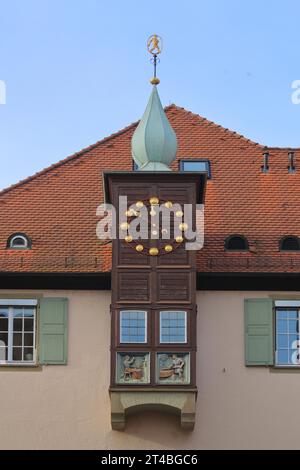 Oriel con guglia, orologio e rilievo dall'edificio Kreissparkasse, torretta di crinale, Sparkasse, città vecchia, Schwaebisch Hall, Franconia Foto Stock