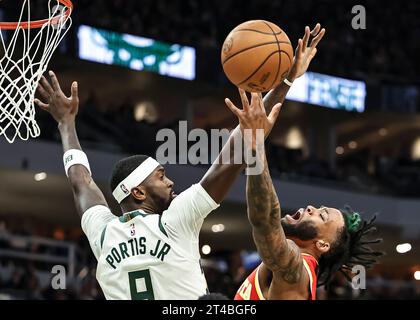 Milwaukee, USA. 29 ottobre 2023. Saddiq Bey (R) degli Atlanta Hawks si dirige verso il basket durante la partita di regular season NBA del 2023-2024 tra Atlanta Hawks e Milwaukee Bucks a Milwaukee, Wisconsin, Stati Uniti, il 29 ottobre 2023. Crediti: Joel Lerner/Xinhua/Alamy Live News Foto Stock