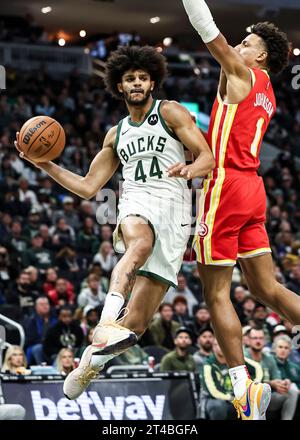 Milwaukee, USA. 29 ottobre 2023. Andre Jackson Jr. Dei Milwaukee Bucks passa il pallone durante la partita della stagione regolare NBA 2023-2024 tra Atlanta Hawks e Milwaukee Bucks a Milwaukee, Wisconsin, Stati Uniti, il 29 ottobre 2023. Crediti: Joel Lerner/Xinhua/Alamy Live News Foto Stock