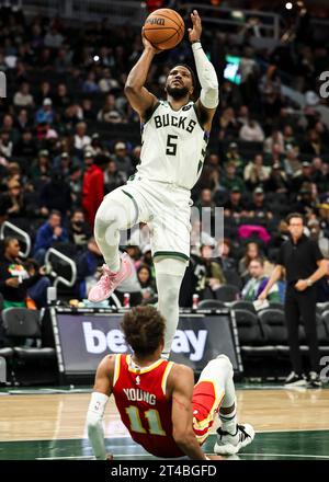 Milwaukee, USA. 29 ottobre 2023. Malik Beasley dei Milwaukee Bucks (top) sparò durante la partita della stagione regolare NBA 2023-2024 tra Atlanta Hawks e Milwaukee Bucks a Milwaukee, Wisconsin, Stati Uniti, il 29 ottobre 2023. Crediti: Joel Lerner/Xinhua/Alamy Live News Foto Stock