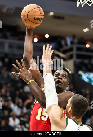 Milwaukee, USA. 29 ottobre 2023. Clint Capela (top) degli Atlanta Hawks si dirige verso il basket durante la partita della stagione regolare NBA 2023-2024 tra Atlanta Hawks e Milwaukee Bucks a Milwaukee, Wisconsin, Stati Uniti, il 29 ottobre 2023. Crediti: Joel Lerner/Xinhua/Alamy Live News Foto Stock