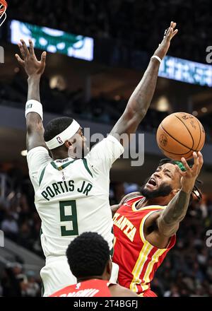 Milwaukee, USA. 29 ottobre 2023. Saddiq Bey (R) degli Atlanta Hawks si dirige verso il basket durante la partita di regular season NBA del 2023-2024 tra Atlanta Hawks e Milwaukee Bucks a Milwaukee, Wisconsin, Stati Uniti, il 29 ottobre 2023. Crediti: Joel Lerner/Xinhua/Alamy Live News Foto Stock