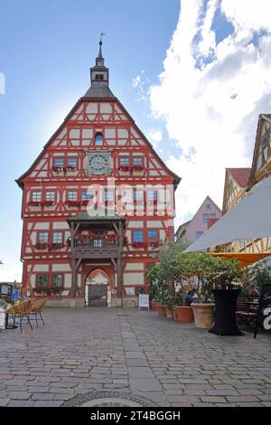 Storico municipio sulla piazza del mercato con pub di strada, Besigheim, valle di Neckar, Baden-Wuerttemberg, Germania Foto Stock