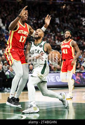 Milwaukee, USA. 29 ottobre 2023. Damian Lillard dei Milwaukee Bucks (front, R) guida verso il basket durante la partita di regular season NBA 2023-2024 tra Atlanta Hawks e Milwaukee Bucks a Milwaukee, Wisconsin, Stati Uniti, il 29 ottobre 2023. Crediti: Joel Lerner/Xinhua/Alamy Live News Foto Stock