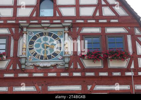 Orologio con decorazione al municipio, casa a graticcio, finestra, facciata, anno, particolare, Besigheim, Neckartal, Baden-Wuerttemberg, Germania Foto Stock