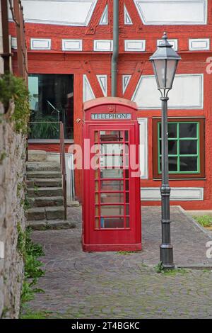 Vecchia cabina telefonica rossa e lampione, storico, municipio, Besigheim, valle del Neckar, Baden-Wuerttemberg, Germania Foto Stock