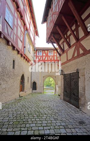 Cortile interno con arco del vecchio castello costruito nel XIII secolo, Freiberg am Neckar, casa a graticcio, vecchia valle del Neckar Foto Stock