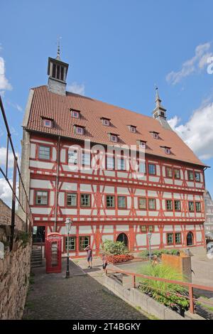 Storico municipio con mura cittadine, rosso, vecchio, telefono, casco a torre, torretta di cresta, Besigheim, valle del Neckar, Baden-Wuerttemberg, Germania Foto Stock