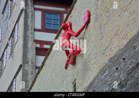 Scultura Finsman di Rosalie 2008 presso le mura storiche e il municipio figura animale, figura rana, anfibio, muro, verticale, in alto, in salita, in alto Foto Stock