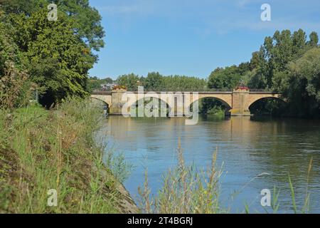 Ponte del vecchio Neckar, storico ponte ad arco in pietra, Neckar, riva del fiume, Lauffen am Neckar, valle del Neckar, Baden-Wuerttemberg, Germania Foto Stock