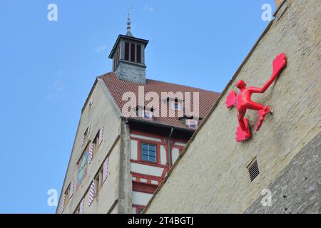 Scultura fin Man di Rosalie 2008 presso la storica parete cittadina e la figura animale del municipio, muro, verticale, su, arrampicata, alto, in alto, rosso, rana Foto Stock