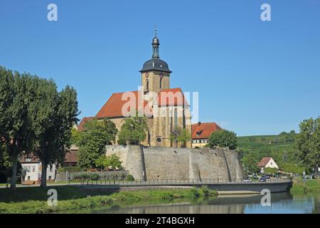 Chiesa romanica di Regiswindis sul Neckar, banca, muro, Lauffen am Neckar, valle del Neckar, Baden-Wuerttemberg, Germania Foto Stock
