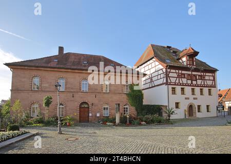 Rotes Pfarrhaus, ex Pfruendnerspital, Pfruendnerhaus, Pfrundhaus, e la casa in legno Stadtmuseum costruita nel 1508, Kirchplatz, Herzogenaurach Foto Stock