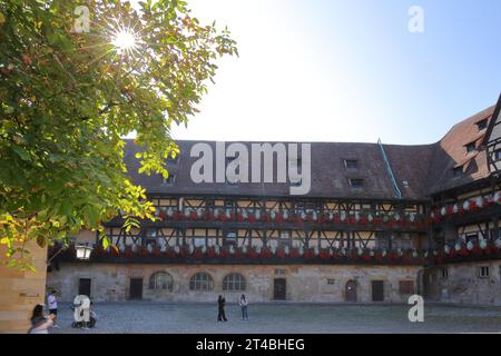 Cortile interno dell'alte Hofhaltung costruito nel XV secolo con decorazioni floreali in controluce, turisti, casa a graticcio, palazzo, legno Foto Stock