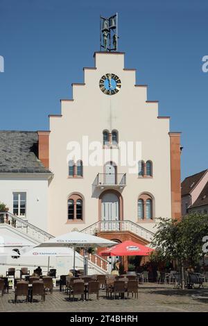 Vecchi grandi magazzini storici con spianata e orologio, pub di strada, Rathausplatz, Landau in der Pfalz, Renania-Palatinato, Germania Foto Stock