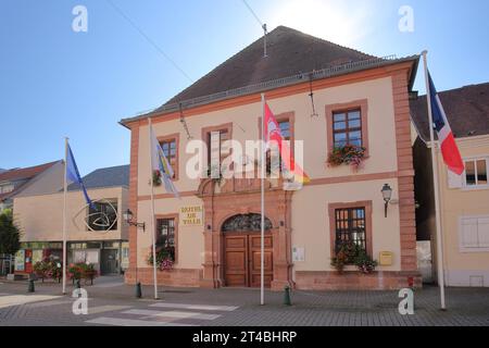 Hotel de Ville, Municipio con bandiera nazionale francese, bandiera UE e bandiera della città, bandiere, Lauterbourg, Bas-Rhin, Alsazia, Francia Foto Stock