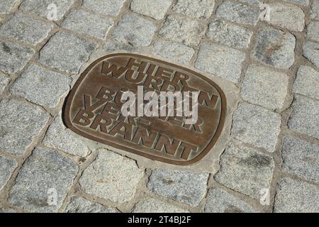 Memoriale al rogo dei libri durante il periodo nazista nel 1933, nazionalsocialismo, iscrizione, anno, bruciato, in fiamme, storiche, libri, terra, pietre di pavimentazione Foto Stock