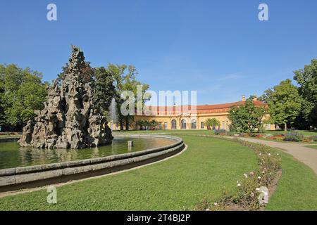 Fontana ugonotta costruita nel 1706 e orangerie barocche, fontana, bacino d'acqua, giardino del castello, Erlangen, Franconia centrale, Franconia, Baviera, Germania Foto Stock