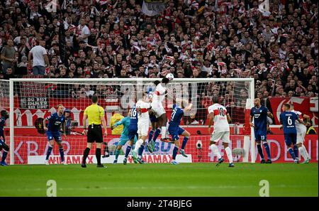Scena area di rigore, scena area goal, arbitro Felix Zwayer, Dan-Axel Zagadou VfB Stuttgart (23) che prende un colpo di testa, MHPArena, MHP Arena Foto Stock