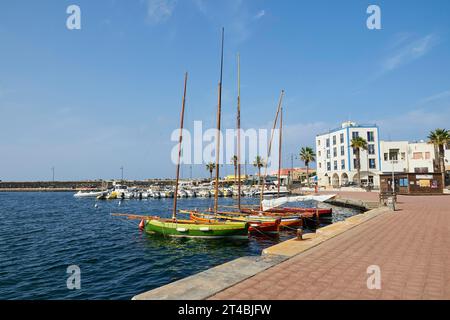 Porto, colorato, città di Pantelleria, barche a vela, palme, Pantelleria, Isole pelagiche, Sicilia, Italia Foto Stock