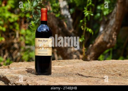 Bottiglia di vino singola, Ben Rye, Passito, muro di pietra, Cantina, donna Fugata, azienda vinicola, Pantelleria, Isole pelagiche, Sicilia, Italia Foto Stock