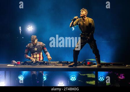 I Chainsmokers - Alexander 'Alex' Pall e Andrew 'Drew' Taggart si esibiscono allo Shoreline Amphitheater il 28 ottobre 2023 a Mountain View, California. Foto di Chris Tuiite/ImageSPACE/Sipa USA Foto Stock