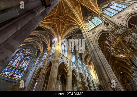 Vienna, Austria. Interno di Votivkirche o chiesa votiva. Famosa chiesa neogotica con vetrate colorate Foto Stock