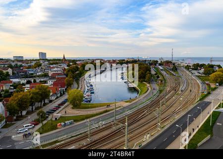 Germania: Veduta aerea di Warnemuende (Rostock), stazione ferroviaria e porto "Alter Strom" Foto Stock
