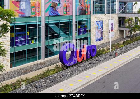 Un grande cartello Quito all'Aeroporto di Quito, capitale dell'Ecuador. L'Aeroporto di Quito è la porta d'ingresso alle Isole Galapagos. Foto Stock