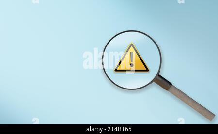 lente d'ingrandimento con segnale di avvertenza triangolare giallo per errore di notifica e concetto di manutenzione. lente d'ingrandimento e con punto esclamativo Foto Stock