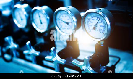 Fila di misuratori per gas ad alta pressione industriali Foto Stock