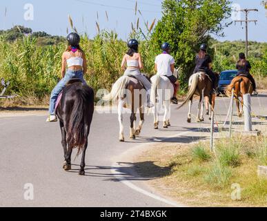 Trekking in pony lungo la costa nord di Corfù ad Agios Spiridonas - Isole Ionie Grecia Foto Stock