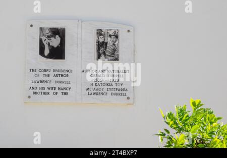 Targa sul muro della villa della Casa Bianca a Kalami Corfù, ex casa degli scrittori Lawrence e Gerald Durrell Foto Stock