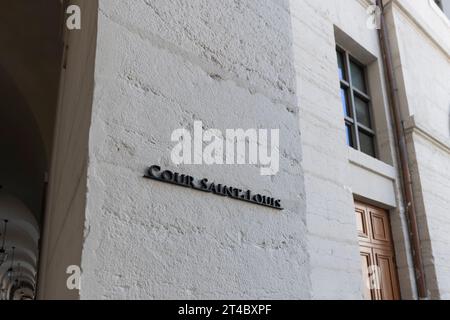 Francia, Lione, 26 luglio 2019. Il cartello recita "Cour Saint-Louis, Grand Hôtel Dieu", indicando la nostra posizione attuale. Foto Stock