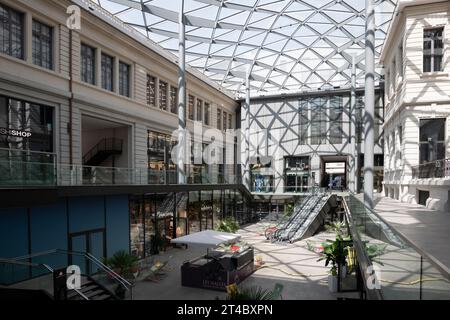 Francia, Lione, 26 luglio 2019. Cour du Midi, moderno centro commerciale del nuovo Grand Hôtel Dieu, con un traliccio di metallo che sostiene la grande vetrata Foto Stock