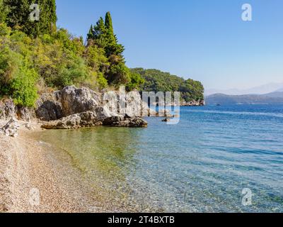 Angolo tranquillo della spiaggia di Agni sulla costa nord orientale di Corfù, nelle Isole Ionie della Grecia Foto Stock