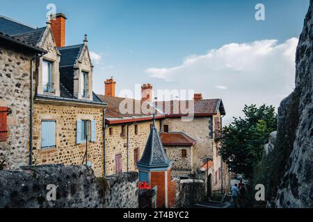 Le strade di Allegre, un villaggio medievale nel centro della Francia (alta Loira) alla fine del pomeriggio Foto Stock