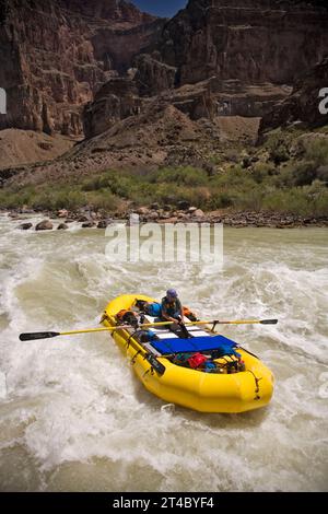 Uomo che canoa lungo il fiume, Grand Canyon, Arizona. Foto Stock