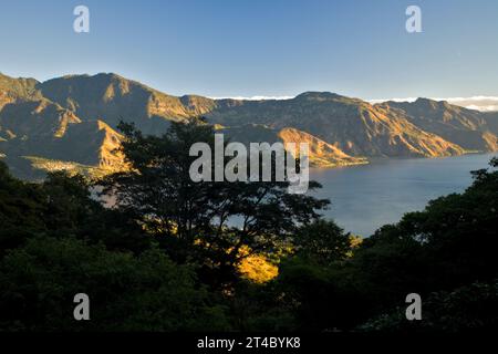 Lago Atitlan come si vede dai fianchi di San Pedro vulcano, Guatemala Foto Stock