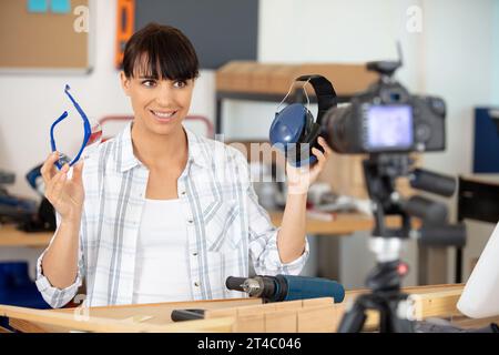 giovane donna d'affari che registra un vlog che parla con la fotocamera Foto Stock