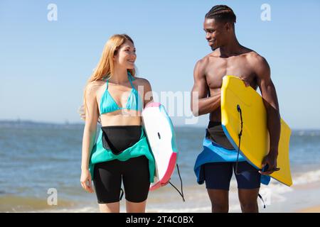 un paio di body boarder che parlano con l'altro Foto Stock