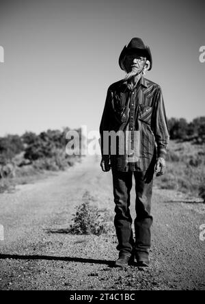 Una immagine in bianco e nero di un vecchio Latin American uomo che indossa un cappello da cowboy. Foto Stock