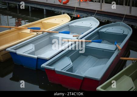 Barche sul molo. Piscina. Molte barche vuote. Stazione delle barche sul fiume. Foto Stock