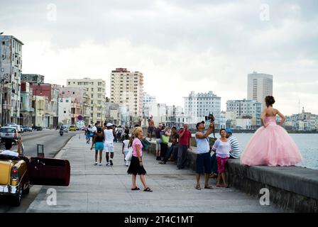 Una ragazza di 15 anni ha scattato la sua foto per celebrare il suo quindicesimo compleanno, un evento importante per le donne latinoamericane, Havan Foto Stock