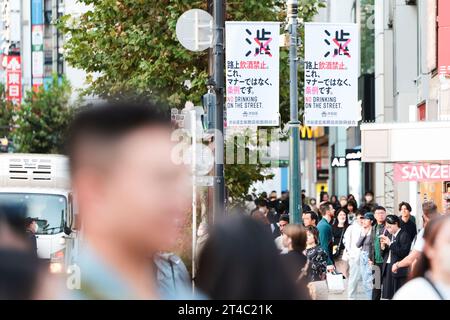 Tokyo, Giappone. 30 ottobre 2023. Avviso pubblico Bunners, dice niente bere e niente eventi di Halloween per strada, è visto intorno alla stazione di Shibuya a Tokyo, in Giappone, il 30 ottobre 2023. Nel periodo precedente ad Halloween, Shibuya Ward è diffidente del caos annuale di Halloween intorno allo Shibuya Scramble Crossing, e ha pubblicato striscioni di avvertimento sulle strade e ha rafforzato la sicurezza. Credito: AFLO/Alamy Live News Foto Stock